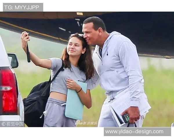 大罗与众多足球明星亲密合影展现传奇球员的友谊与风采 大罗与众多足球明星亲密合影展现传奇球员的友谊与风采